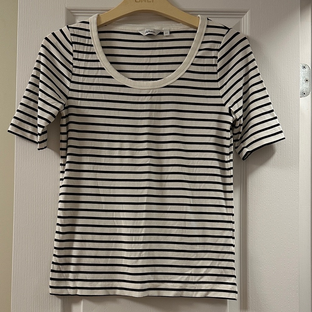Reitmans Ribbed T-shirt, size Small